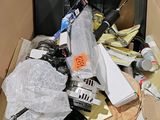 une boîte en carton remplie d'objets hétéroclites dans une pièce