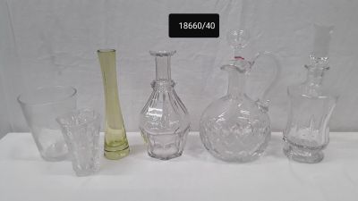 un grand nombre de vases en verre posés sur une table