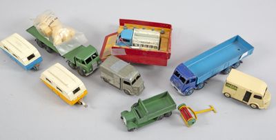 de nombreux camions miniatures et camions posés sur une table