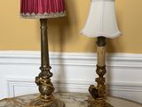 une table sur laquelle se trouvent une lampe et un abat-jour