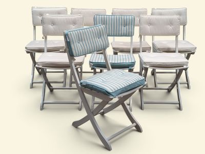 un ensemble de chaises et une chaise sur laquelle est posé un coussin