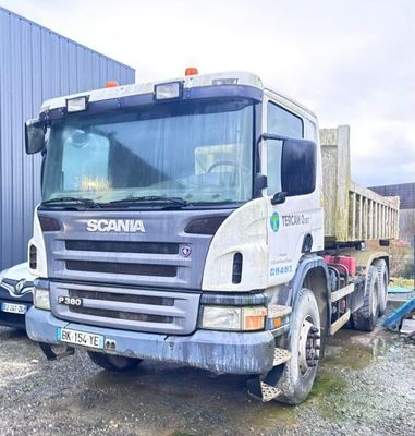 un camion garé devant un bâtiment