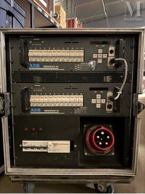 une machine placée au milieu d'une pièce