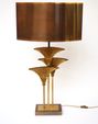 MAISON CHARLES 
Lampe à poser modèle « Thèbes » en bronze et lait...