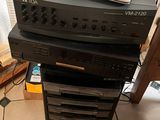 une pile d'appareils électroniques posée sur une chaise