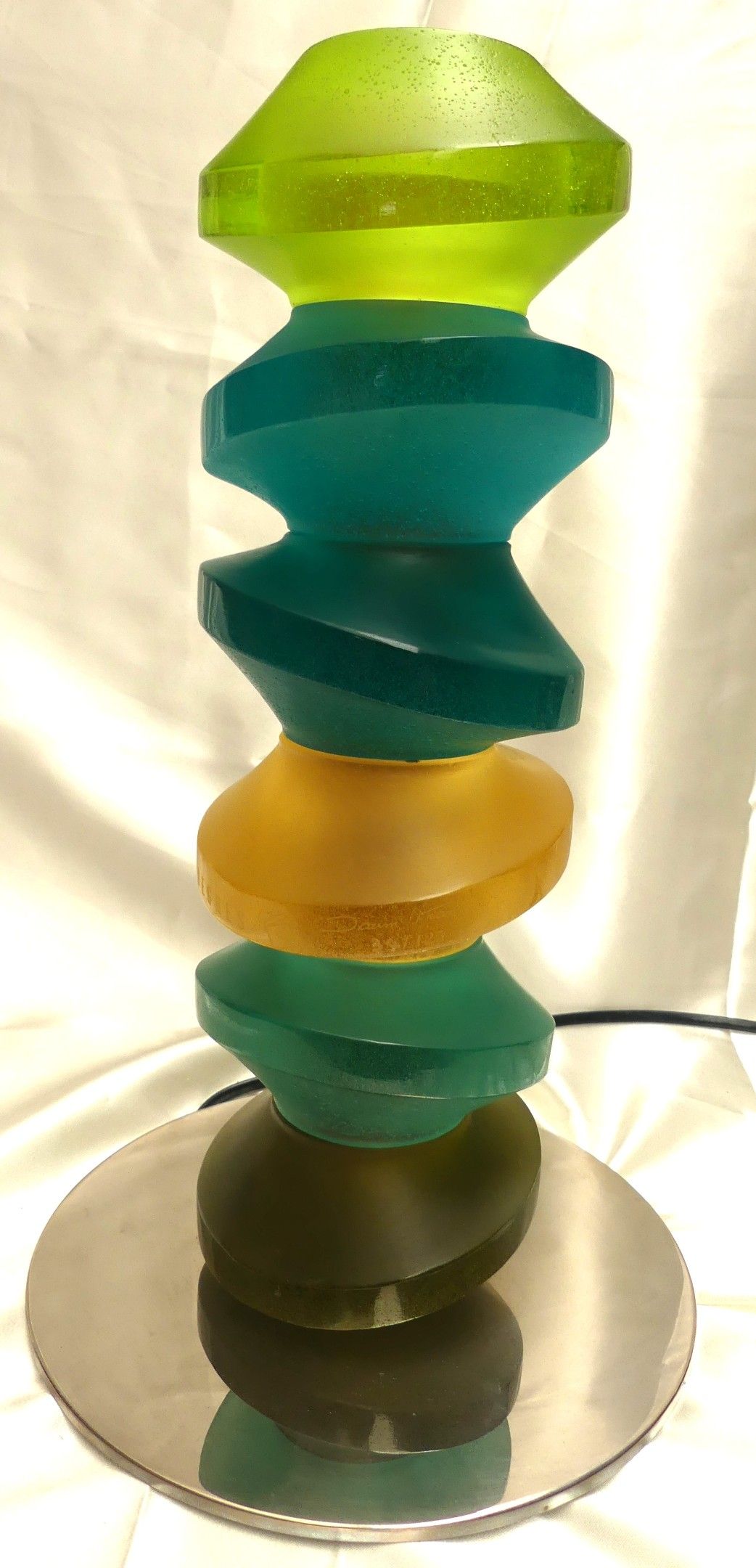 Cent Degrés & Daum France LAMPE - Sculpture "Vis de Forme". Ensemble de galets en pâte de verre polycrhome superposé....
