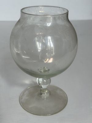 un vase en verre posé sur une table