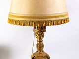 une lampe posée sur une table à côté d'une lampe