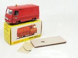 un petit camion rouge posé sur une boîte en carton