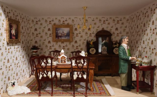 Diorama. Composition miniature, dans une vitrine en bois, vitre e...