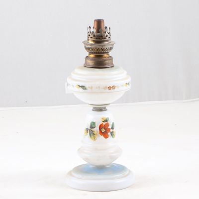 Lampe à pétrole en opaline blanche à décor émaillé de fleurs…