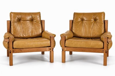 deux fauteuils en cuir marron, avec des pieds et des accoudoirs en bois, sur fond blanc