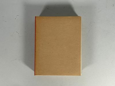 une boîte marron bordée de rouge sur un fond blanc