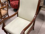 une chaise qui se trouve au milieu d'une pièce