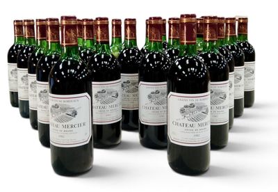 des bouteilles de vin rouge alignées en rang sur une surface blanche