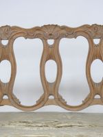 Banquette en bois naturel mouluré et sculpté, dossier ajouré… (photo 3)