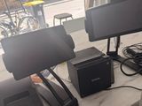 un bureau sur lequel se trouvent de nombreux appareils électroniques