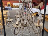 une image représentant un lustre suspendu au plafond d'une pièce