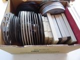 une boîte contenant différents types de disques