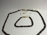 gros plan d'un collier et d'un bracelet sur une surface blanche