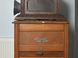 une armoire en bois sur laquelle est posé un tourne-disque