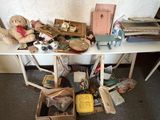 une table sur laquelle il y a plein de choses