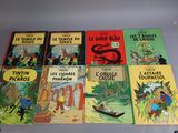 Plusieurs livres pour enfants sont alignés sur une étagère