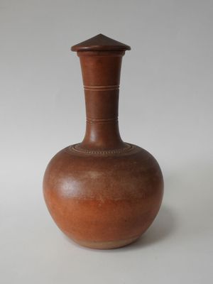 WEDWOOD attribué à Vase couvert à l'antique en terre crue pa…