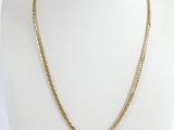 un collier à chaîne en or sur un mannequin mannequin mannequin mannequin mannequin mannequin mannequin mannequin mannequin mannequin
