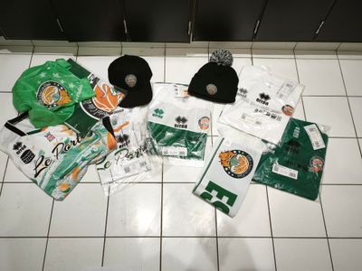 beaucoup d'objets posés sur le sol