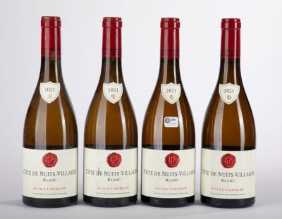 trois bouteilles de vin sont alignées sur une surface blanche