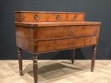 une vieille commode en bois surmontée de deux tiroirs