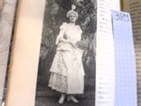 un livre ouvert avec la photo d'une femme en robe