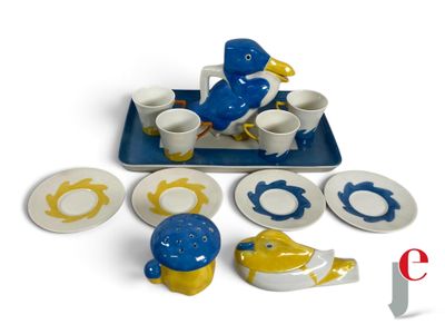 un plateau bleu avec des assiettes et des tasses, un plateau bleu avec des assiettes jaunes et blanches, un plateau bleu avec des assiettes jaunes et blanches et un plateau bleu avec