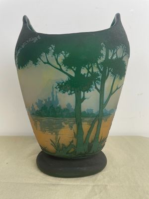 DAUM NANCY Vase sur pièdouche à panse aplatie en verre multi…