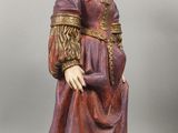 une image représentant une statue d'une femme en robe rouge