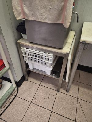 un lavabo et un panier à linge dans une petite pièce