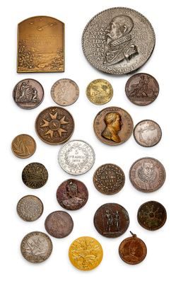 un assortiment de pièces de monnaie et d'autres objets métalliques sur une surface blanche