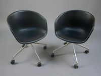 HAY Paire de fauteuils sur roulettes à coque gainée de cuir …