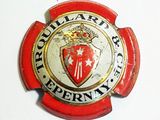 un insigne rouge et blanc orné d'une couronne