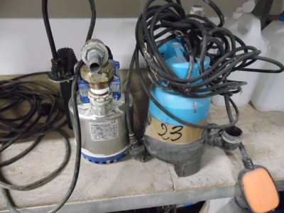 un faisceau de fils reliés à une pompe à eau