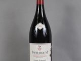 une bouteille de vin posée sur une table