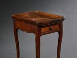 l'image d'une petite table en bois munie d'un tiroir
