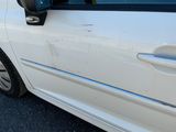 une voiture blanche garée sur le bord de la route