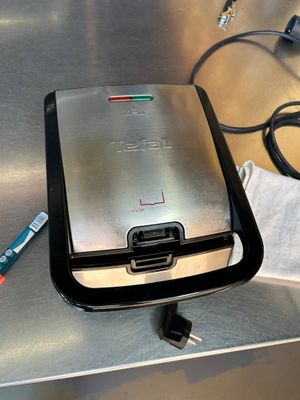 un grille-pain posé sur une table, à côté d'une serviette et d'un stylo