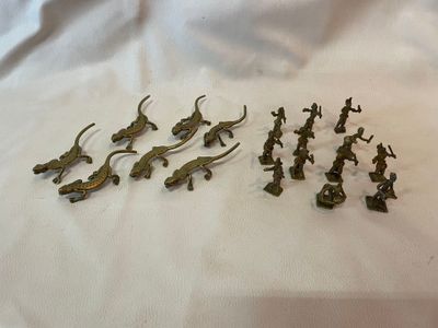 de nombreuses figurines posées sur un drap blanc