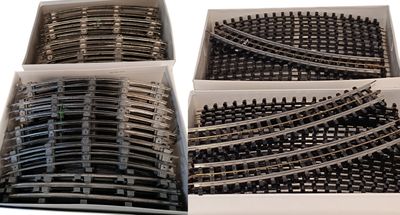 trois boîtes contenant différents types de rails de train