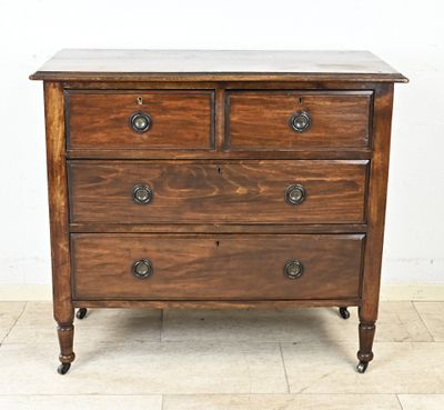 une commode en bois avec un plateau en marbre