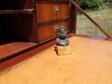 une statue représentant un lion assis sur un bureau en bois
