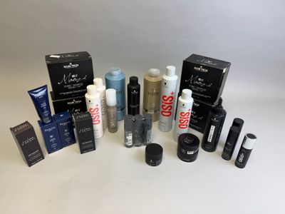 de nombreux types de produits de maquillage sur la table